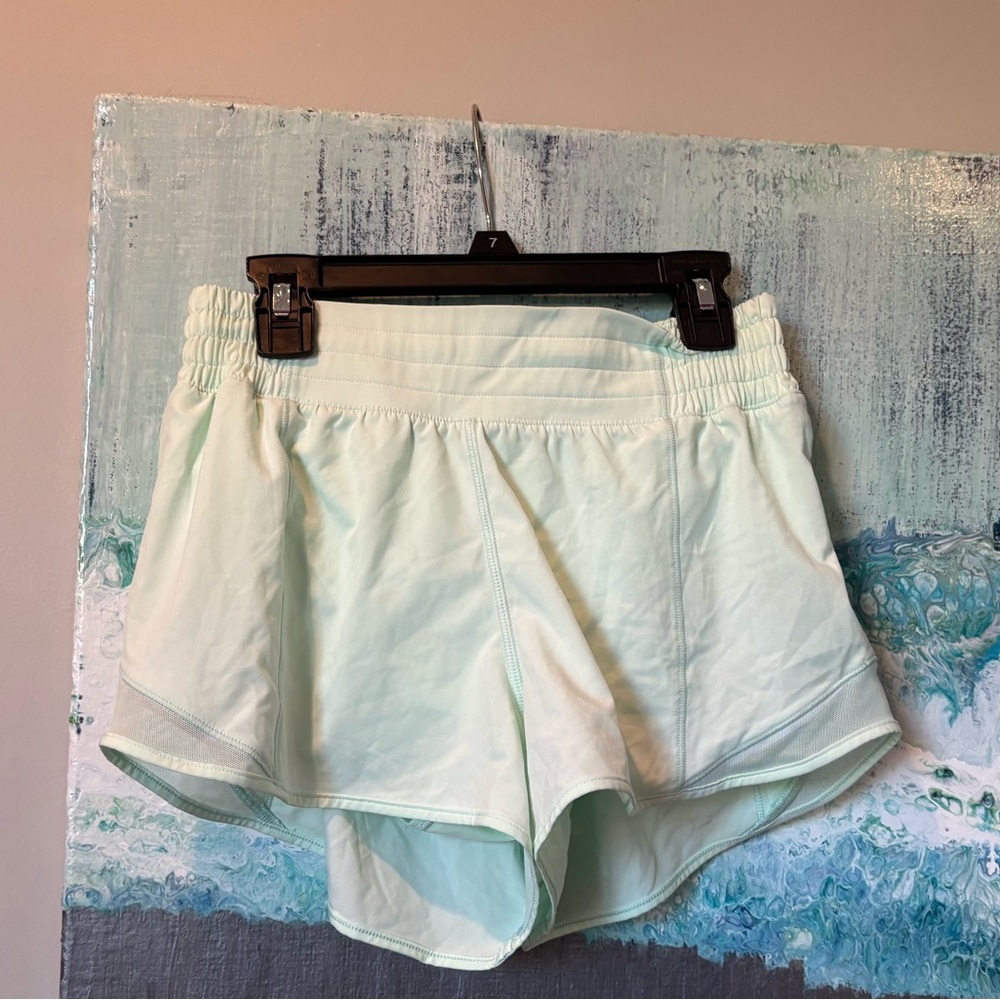 Lululemon hottie hot shorts 2.5, size 4, beautiful light green